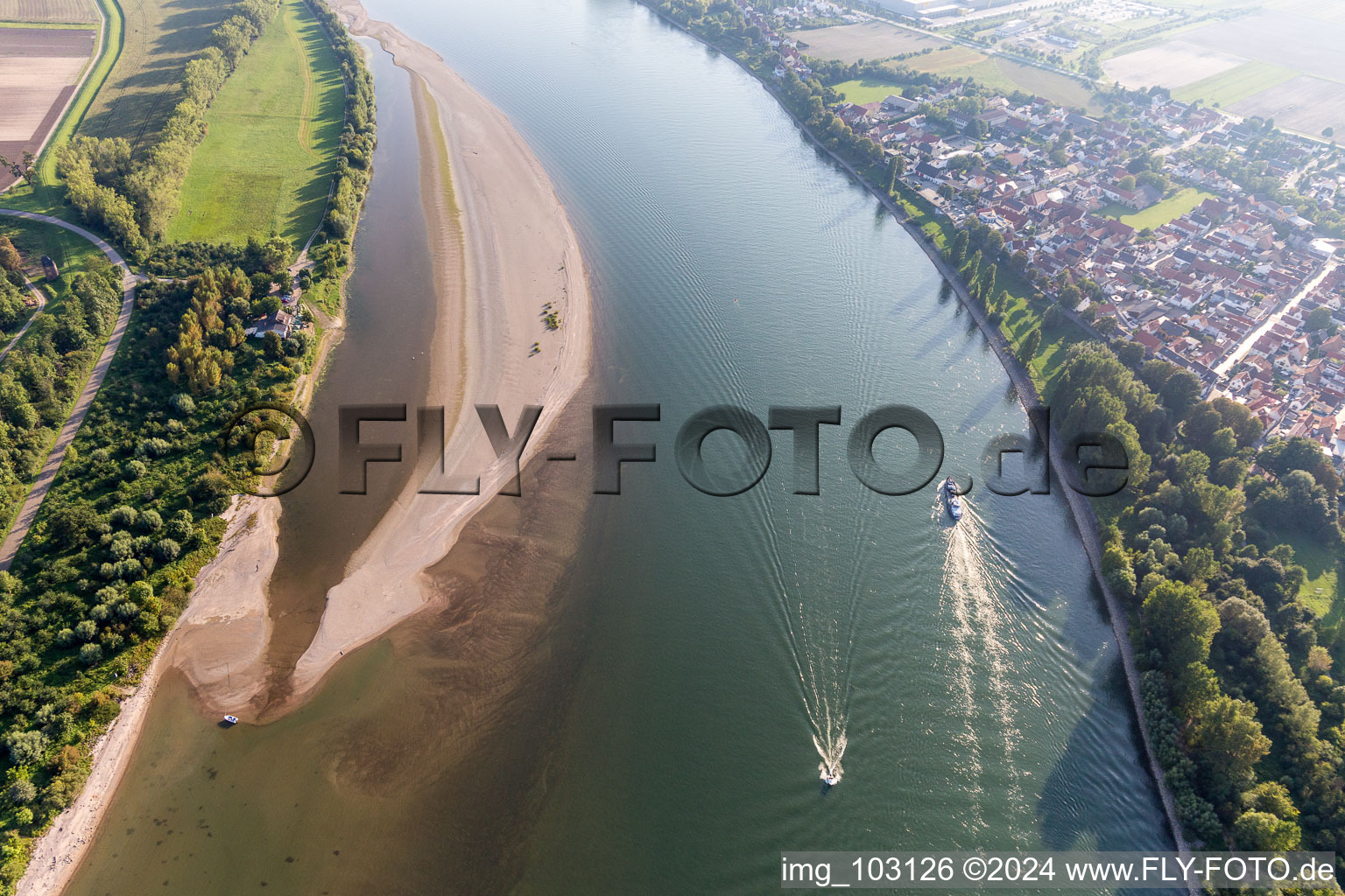 Vue aérienne de Banc de sable au bord du Rhin avec bateau de plaisance à le quartier Rheindürkheim in Worms dans le département Rhénanie-Palatinat, Allemagne