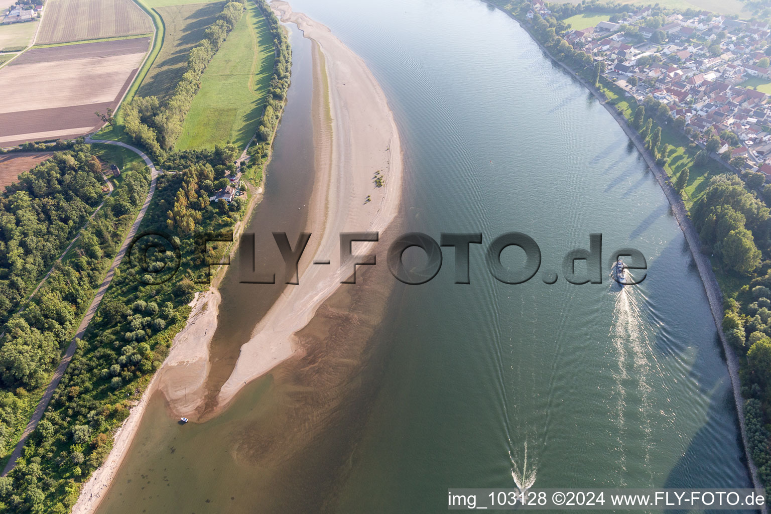 Vue d'oiseau de Quartier Rheindürkheim in Worms dans le département Rhénanie-Palatinat, Allemagne