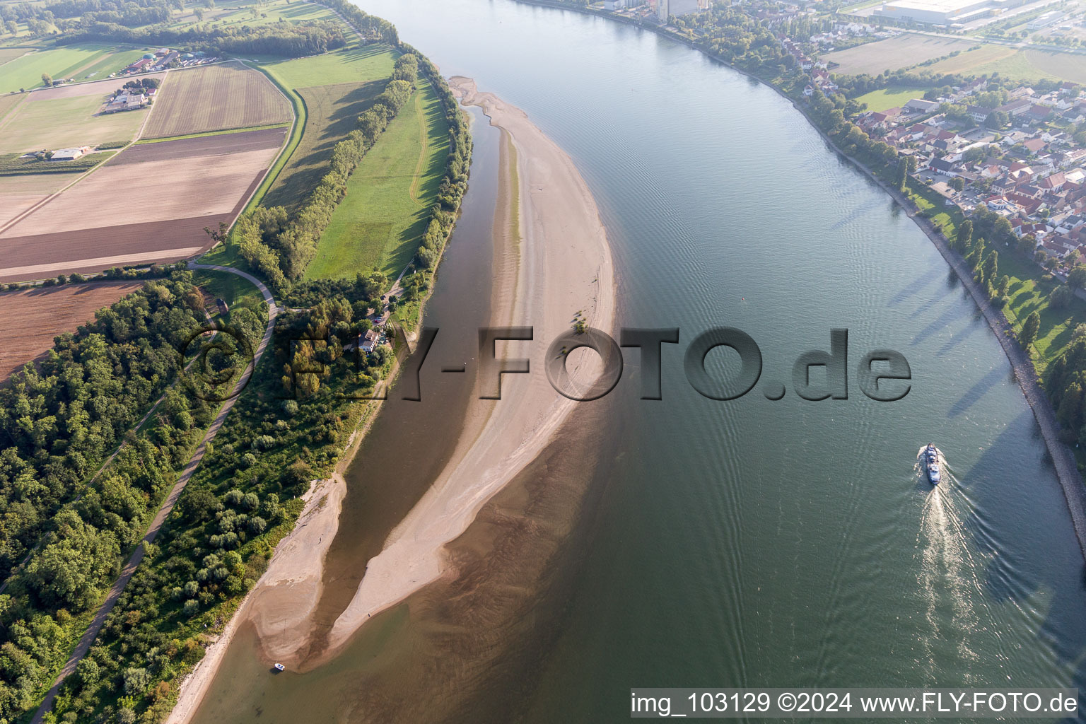 Vue aérienne de Banc de sable au bord du Rhin à le quartier Nordheim in Biblis dans le département Hesse, Allemagne