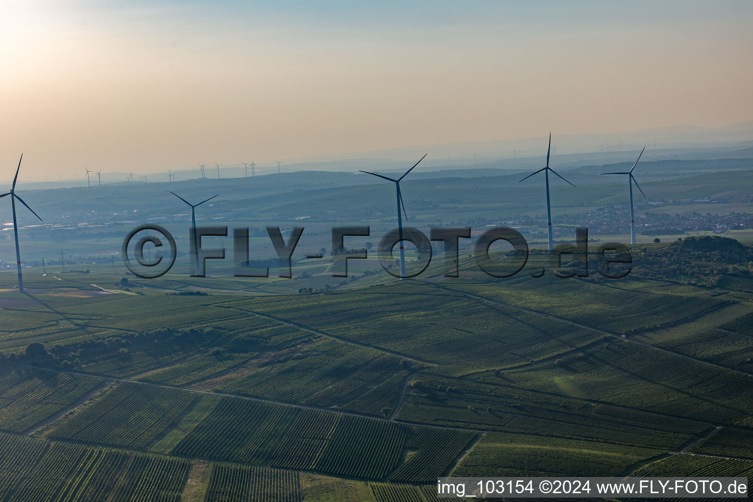 Vue aérienne de Parc éolien à Gau-Heppenheim dans le département Rhénanie-Palatinat, Allemagne