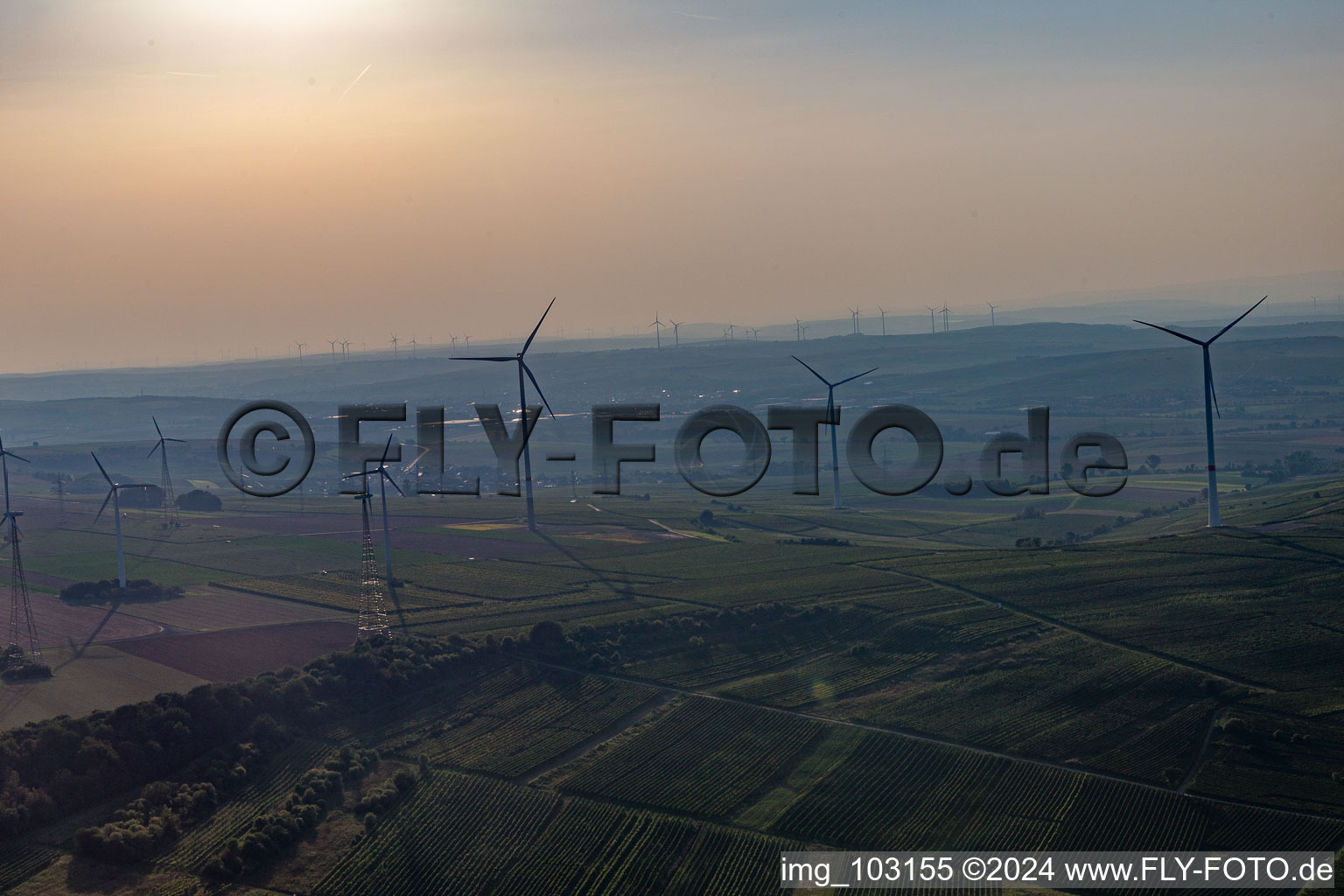 Vue aérienne de Parc éolien à Gau-Heppenheim dans le département Rhénanie-Palatinat, Allemagne