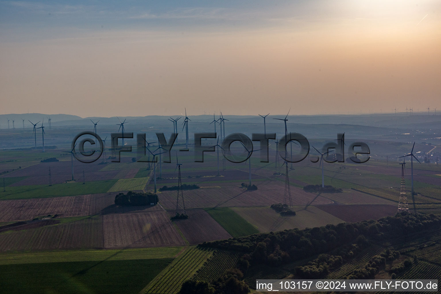 Vue oblique de Parc éolien à Gau-Heppenheim dans le département Rhénanie-Palatinat, Allemagne