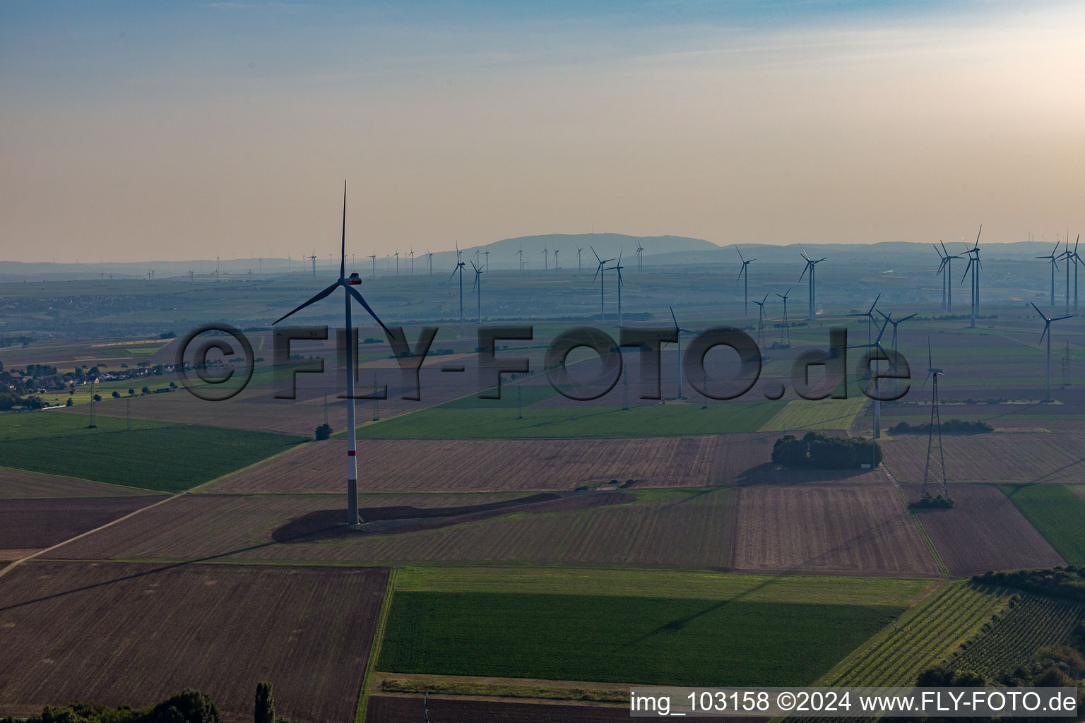 Parc éolien à Gau-Heppenheim dans le département Rhénanie-Palatinat, Allemagne d'en haut