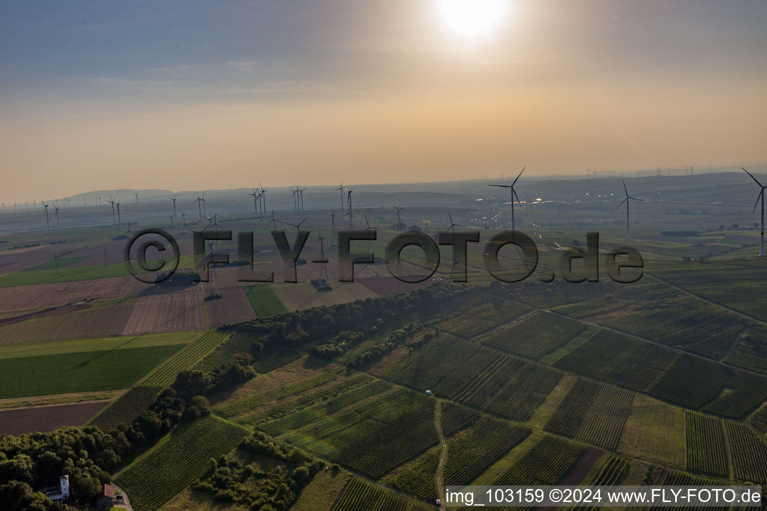 Parc éolien à Gau-Heppenheim dans le département Rhénanie-Palatinat, Allemagne hors des airs