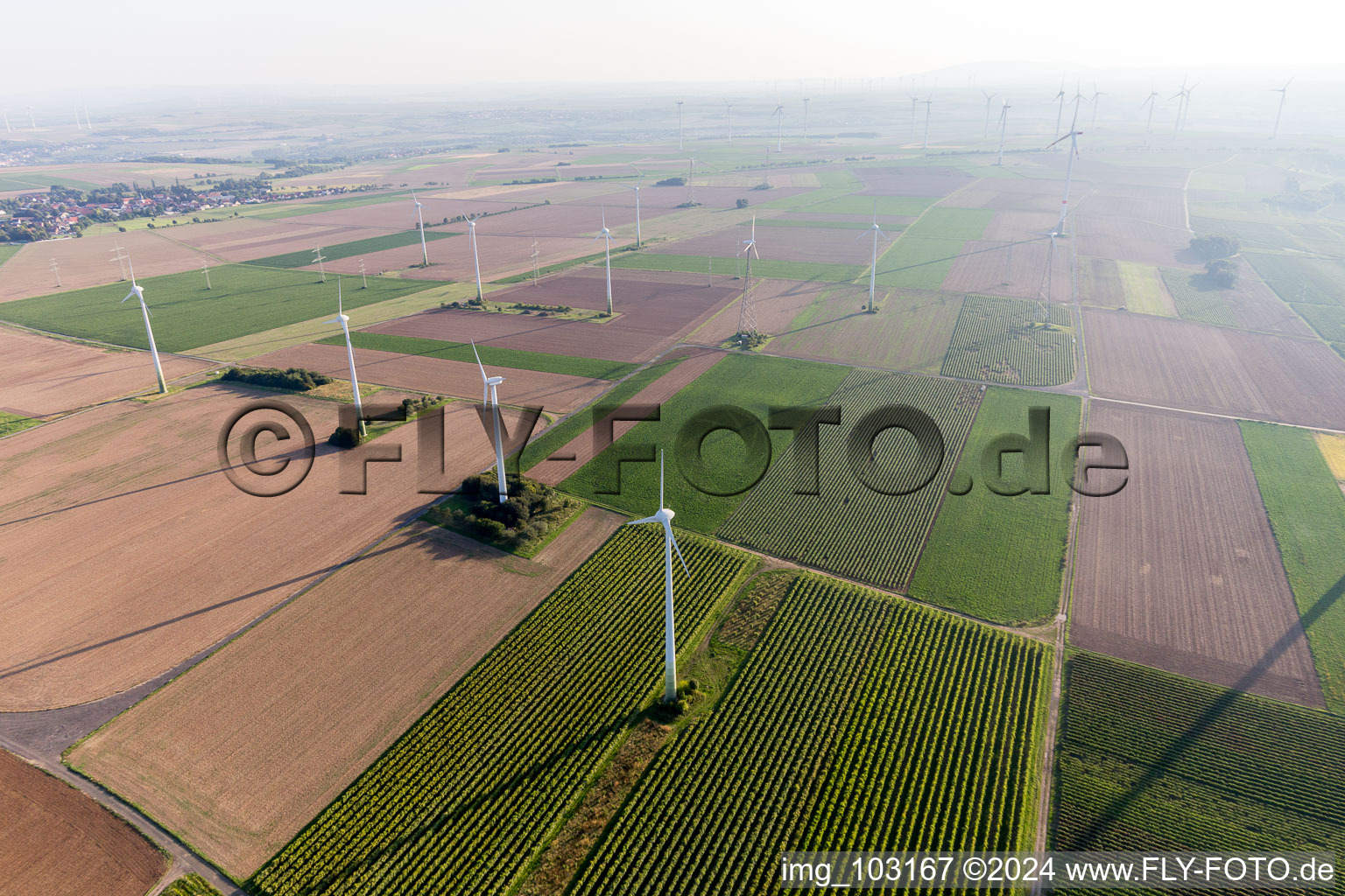 Vue aérienne de Éoliennes à Blödesheim dans le département Rhénanie-Palatinat, Allemagne