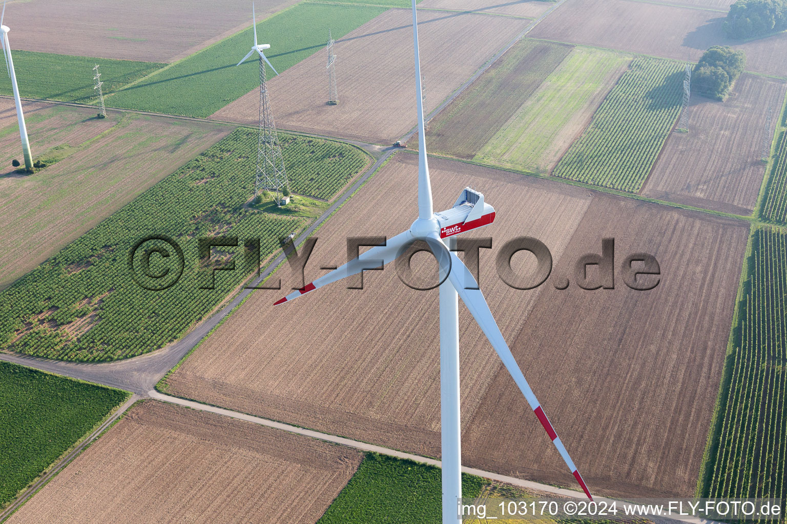 Vue aérienne de Éoliennes à Blödesheim dans le département Rhénanie-Palatinat, Allemagne