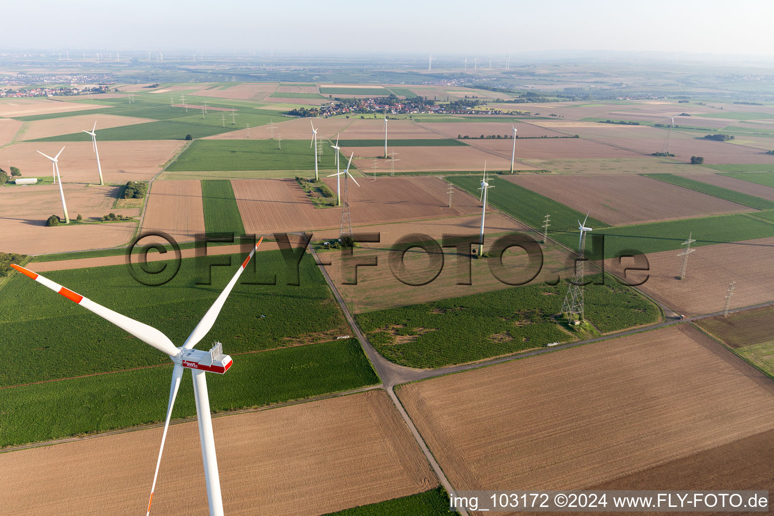 Vue oblique de Éoliennes à Blödesheim dans le département Rhénanie-Palatinat, Allemagne