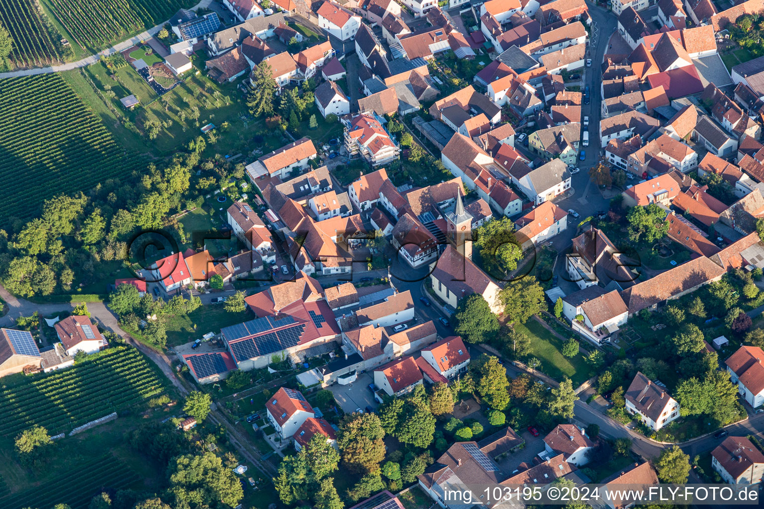 Vue aérienne de Bâtiment d'église au centre du village à le quartier Nußdorf in Landau in der Pfalz dans le département Rhénanie-Palatinat, Allemagne