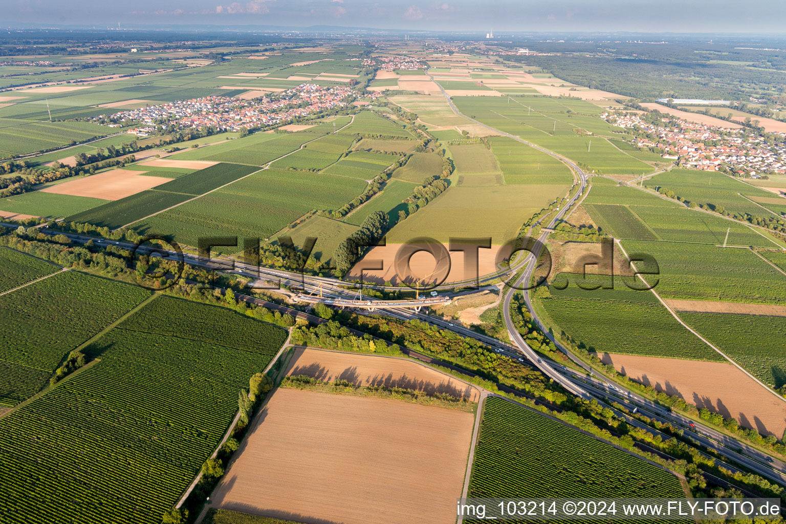 Vue aérienne de A65 sortie Landau-Nord à le quartier Dammheim in Landau in der Pfalz dans le département Rhénanie-Palatinat, Allemagne