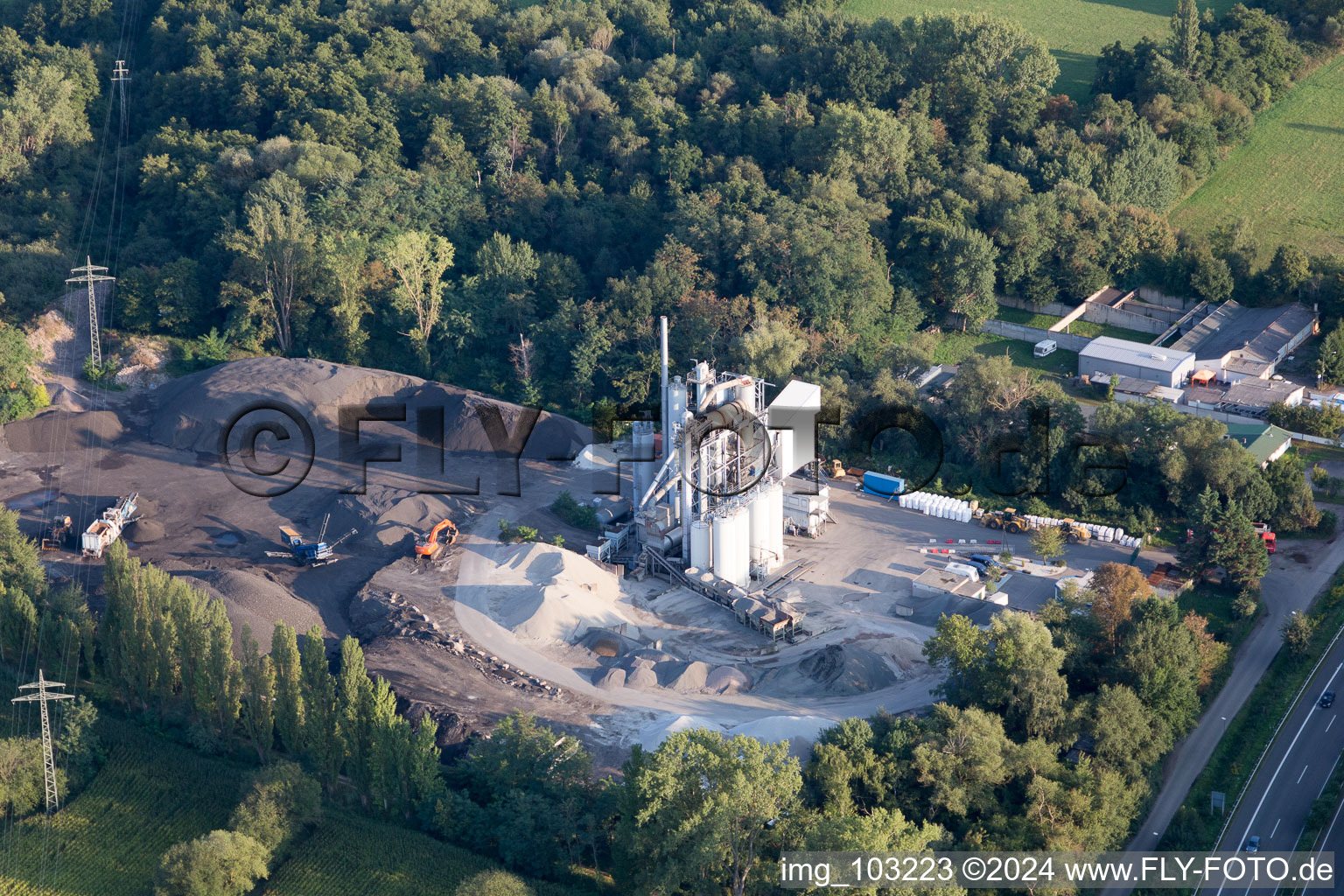 Vue aérienne de Centrale d'asphalte à Landau in der Pfalz dans le département Rhénanie-Palatinat, Allemagne