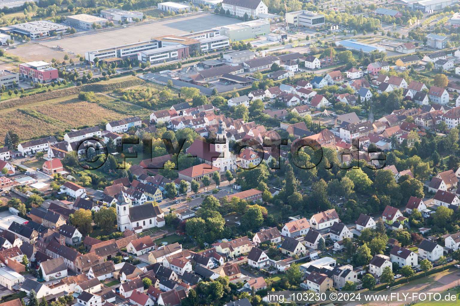 Vue d'oiseau de Quartier Queichheim in Landau in der Pfalz dans le département Rhénanie-Palatinat, Allemagne