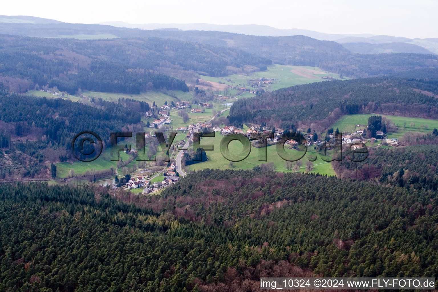 Vue aérienne de B460 à le quartier Hiltersklingen in Mossautal dans le département Hesse, Allemagne