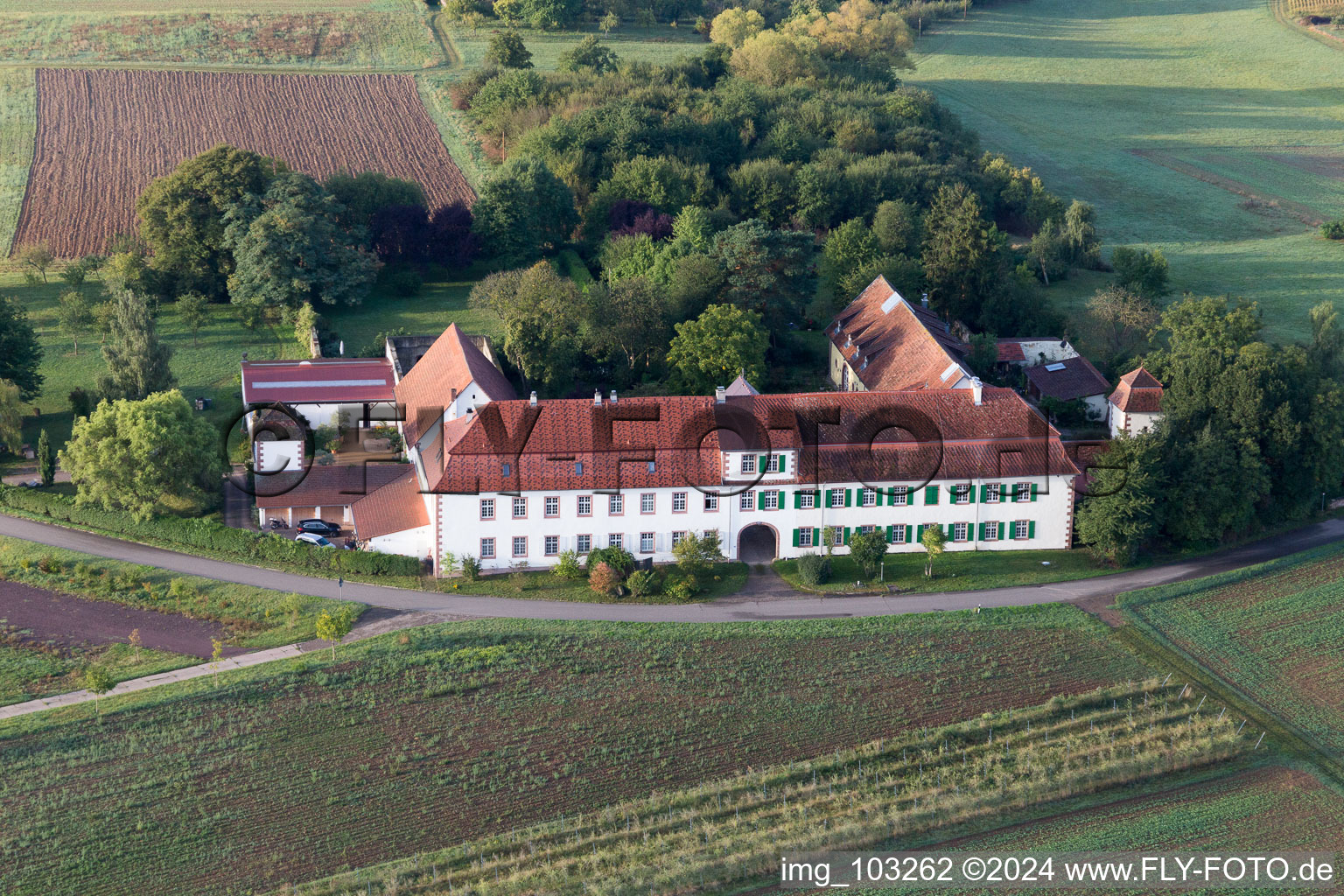 Oberotterbach dans le département Rhénanie-Palatinat, Allemagne d'un drone