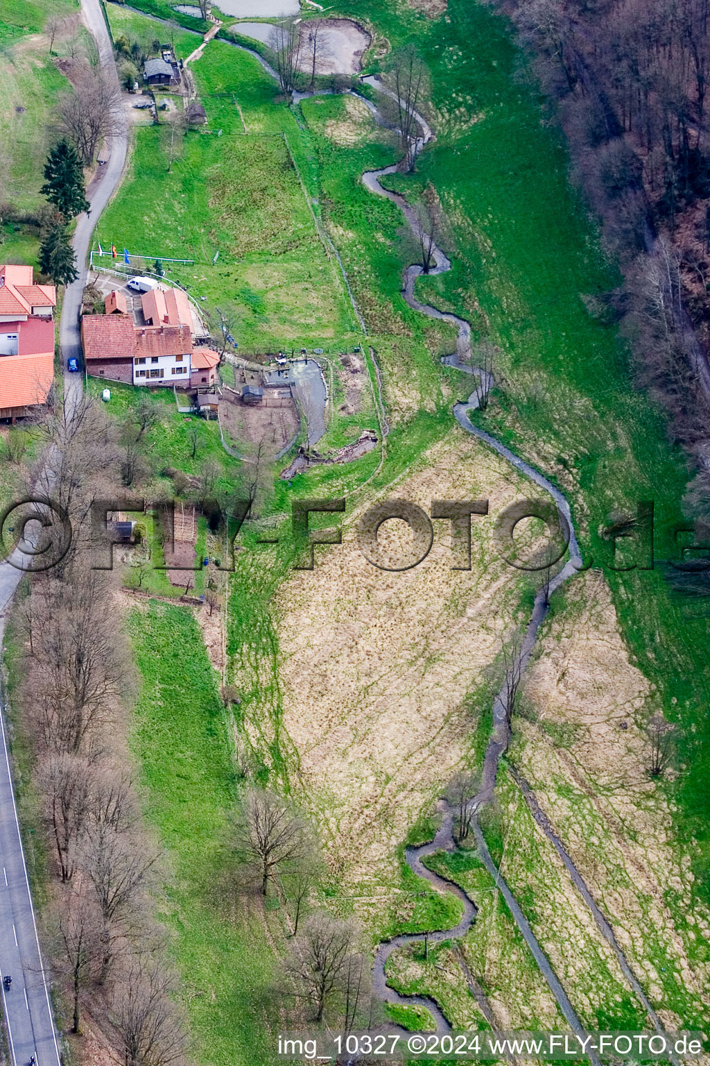 Vue aérienne de Gasthaus zur Schmelz à le quartier Hüttenthal in Mossautal dans le département Hesse, Allemagne