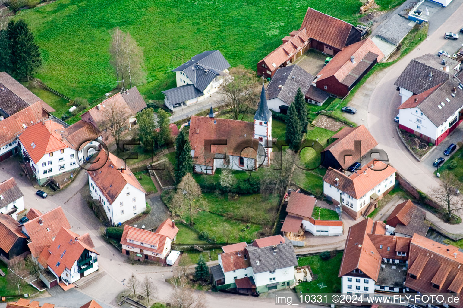 Vue aérienne de Chapelle à le quartier Güttersbach in Mossautal dans le département Hesse, Allemagne