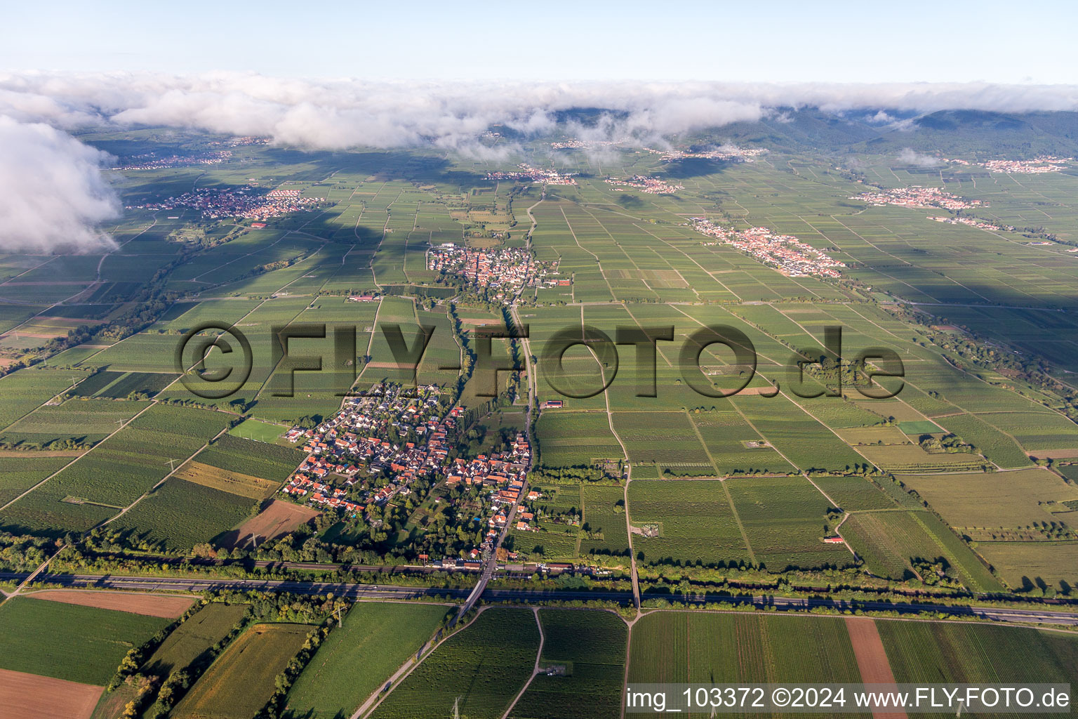 Knöringen dans le département Rhénanie-Palatinat, Allemagne depuis l'avion