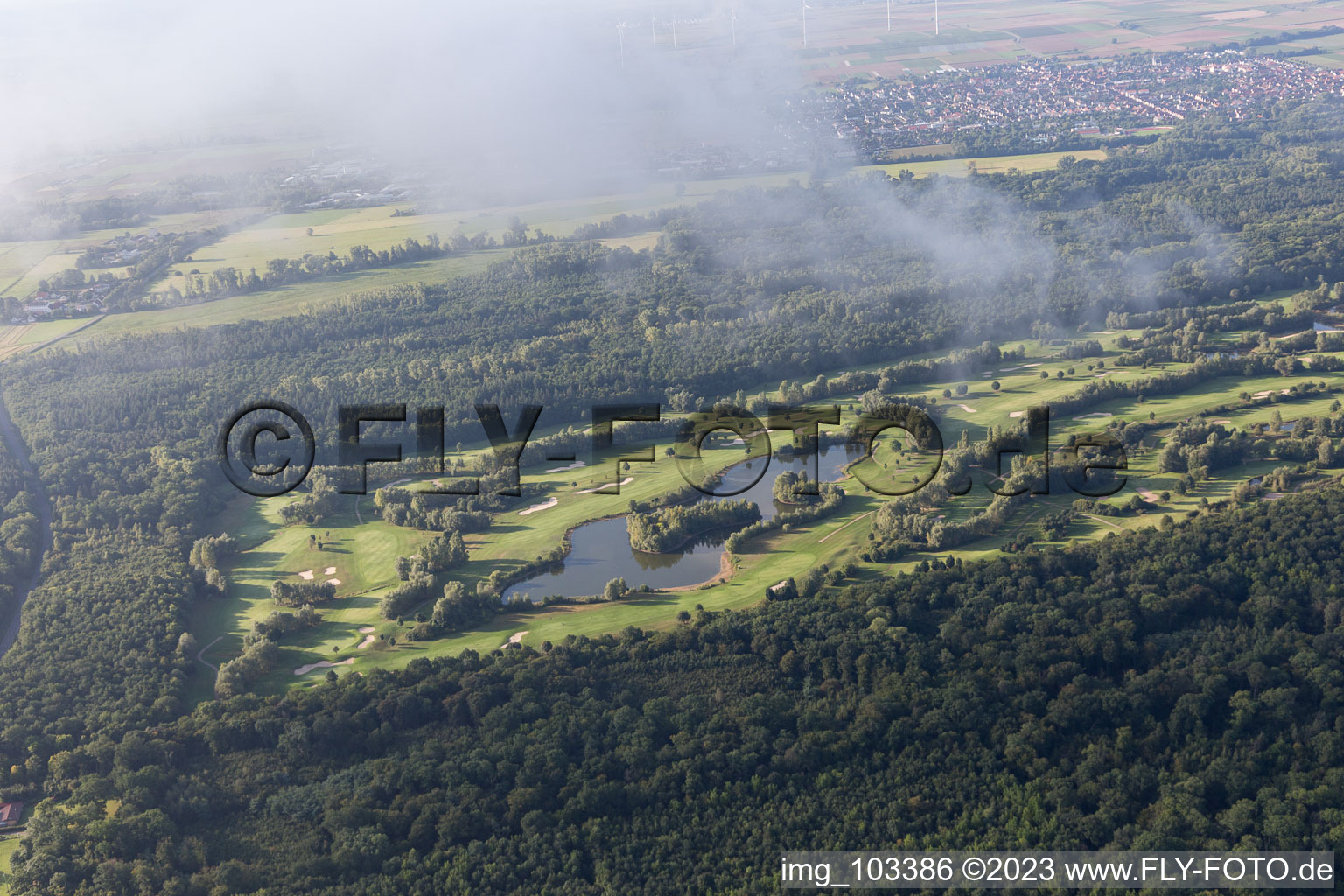 Vue d'oiseau de Terrain de golf à Essingen dans le département Rhénanie-Palatinat, Allemagne