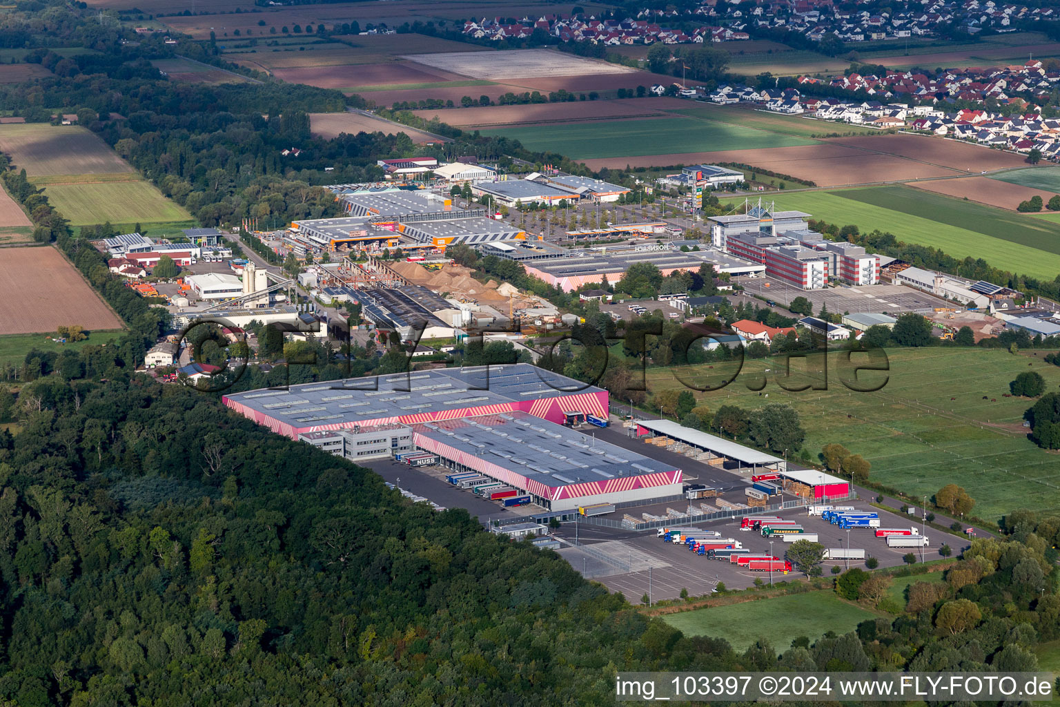 Vue oblique de Zone industrielle à Essingen dans le département Rhénanie-Palatinat, Allemagne