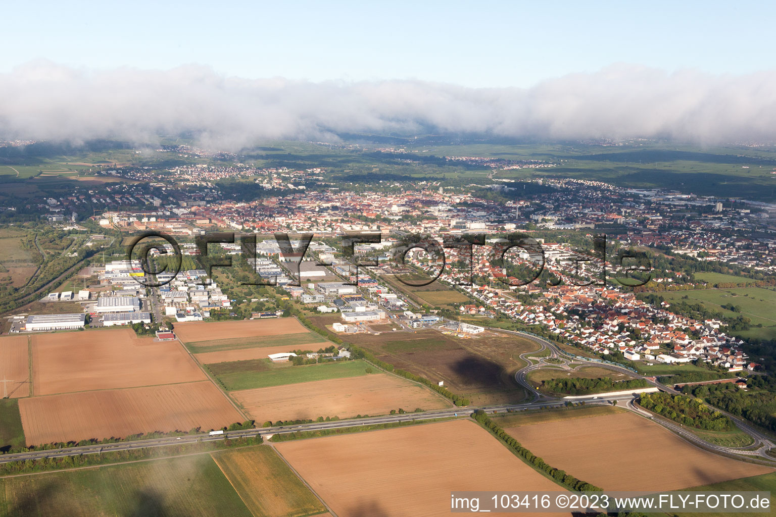 Vue aérienne de LD Queicheim à le quartier Queichheim in Landau in der Pfalz dans le département Rhénanie-Palatinat, Allemagne