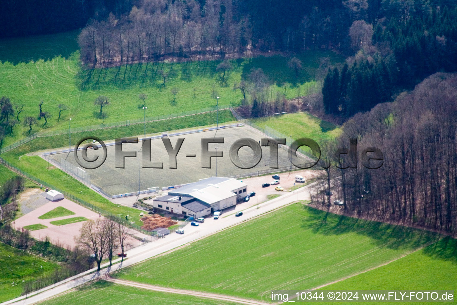 Vue aérienne de Terrain de sport à le quartier Affolterbach in Wald-Michelbach dans le département Hesse, Allemagne