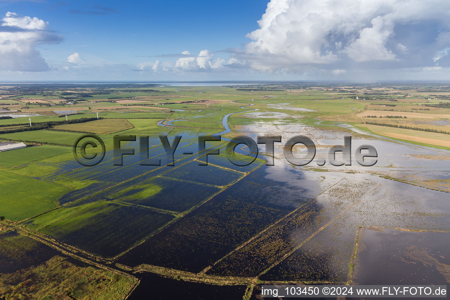 Vue aérienne de Zones riveraines avec des lits de rivières de Varde à Römö inondées par des niveaux d'eau élevés à Varde dans le département Syddanmark, Danemark