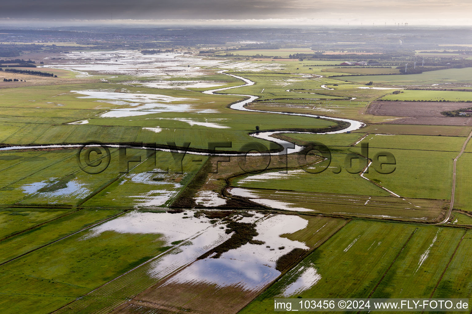 Vue aérienne de Embouchure de la rivière Varde dans la baie de Ho de la mer du Nord, dans le sud du Danemark à Varde dans le département Syddanmark, Danemark