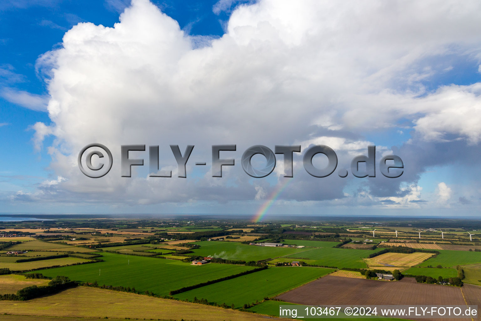 Vue aérienne de Arc-en-ciel parmi les cumulus à Janderup dans le département Syddanmark, Danemark