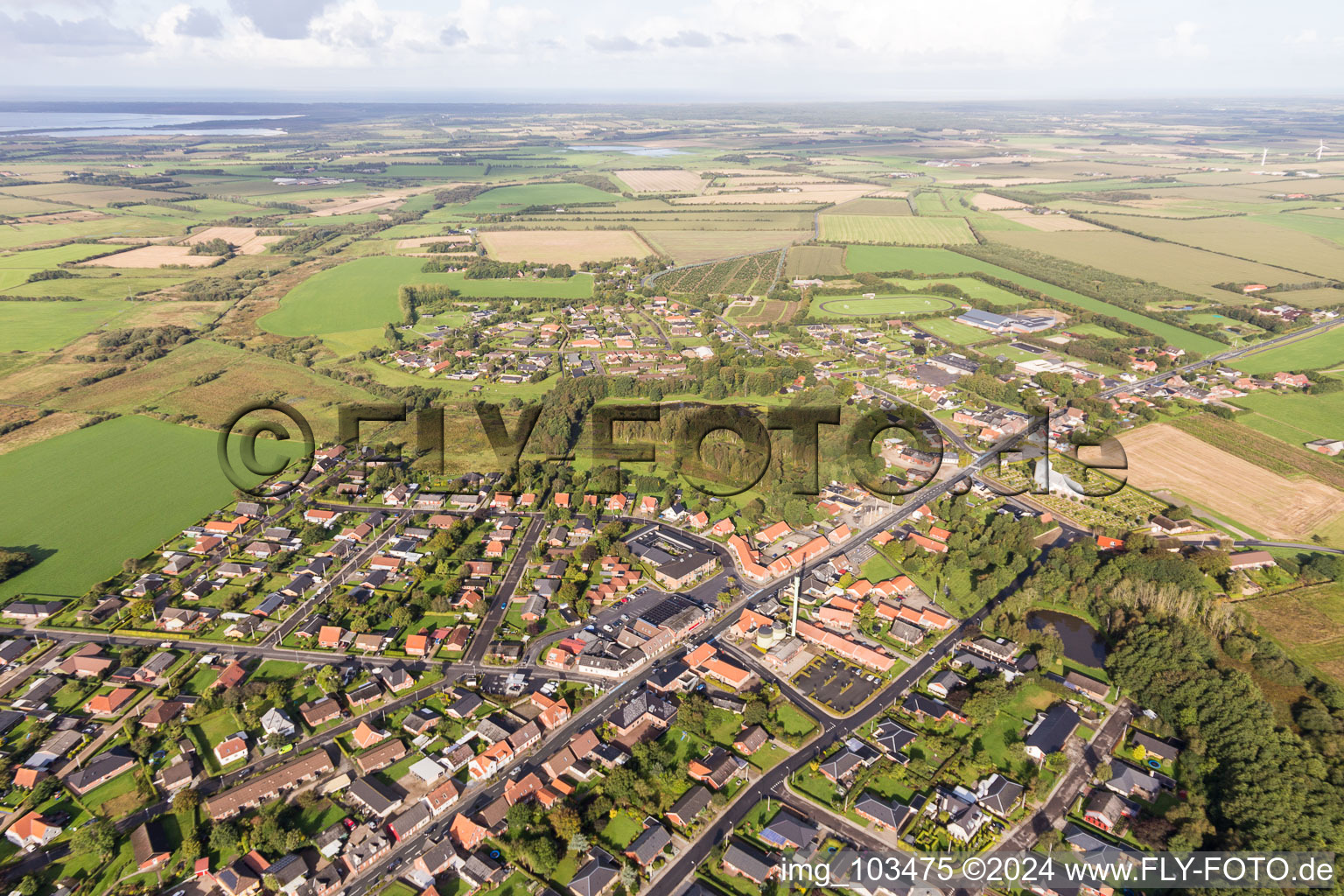 Vue aérienne de Vue des rues et des maisons des quartiers résidentiels à Outrup dans le département Syddanmark, Danemark