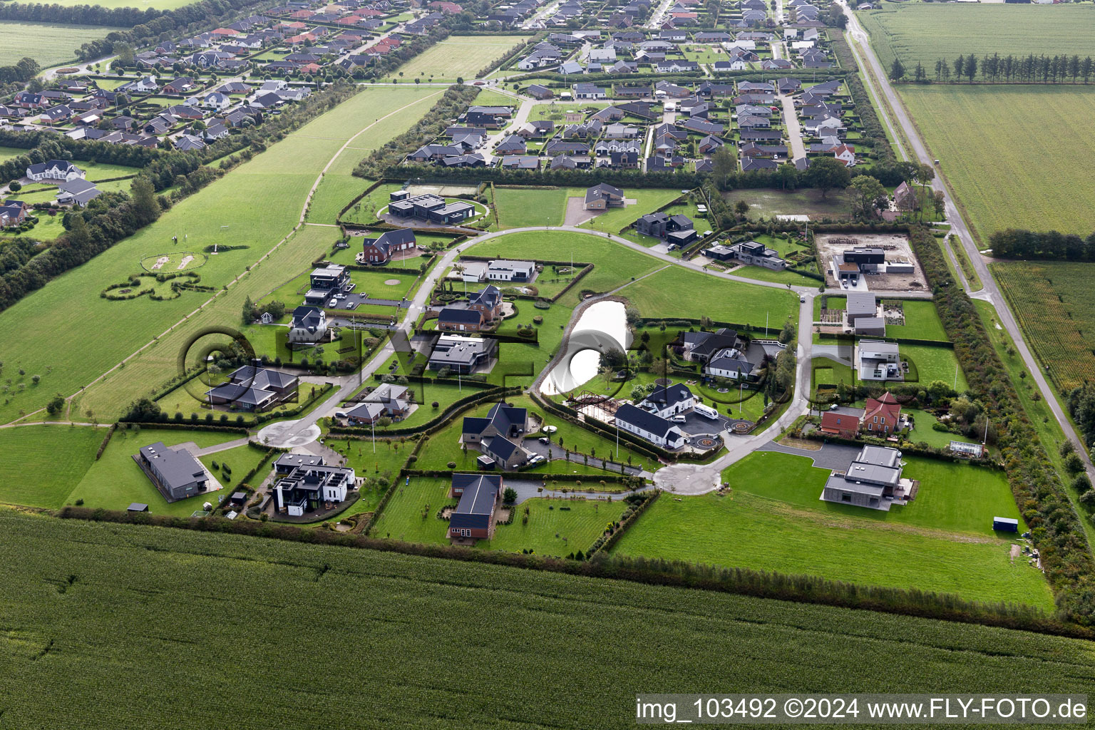 Vue aérienne de Villas de luxe dans le quartier résidentiel d'un lotissement de maisons unifamiliales à Varde dans le Jutland à Tjæreborg dans le département Syddanmark, Danemark