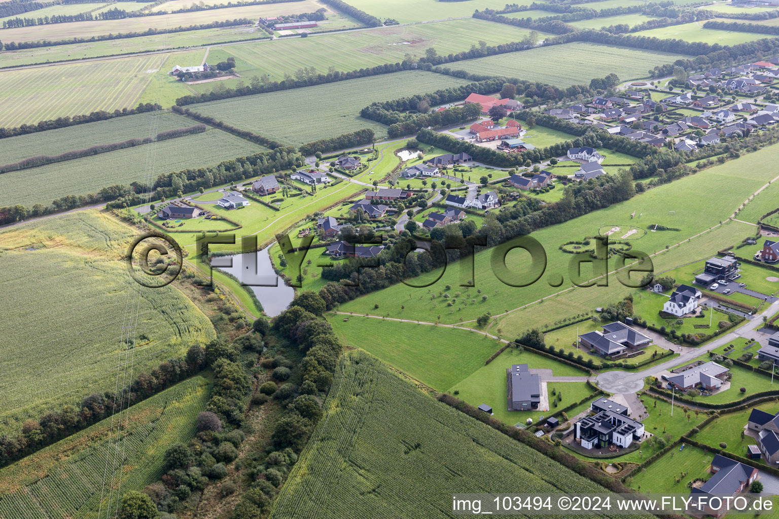 Photographie aérienne de Villas de luxe dans le quartier résidentiel d'un lotissement de maisons unifamiliales dans le Jutland à Varde dans le département Syddanmark, Danemark