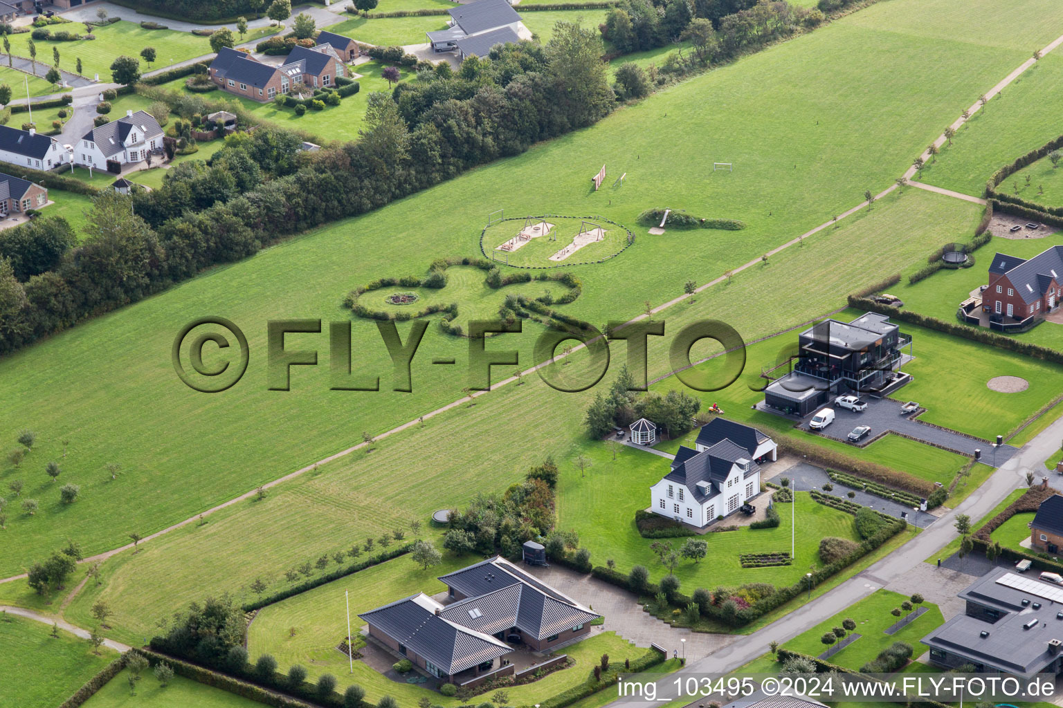 Vue oblique de Villas de luxe dans le quartier résidentiel d'un lotissement de maisons unifamiliales dans le Jutland à Varde dans le département Syddanmark, Danemark