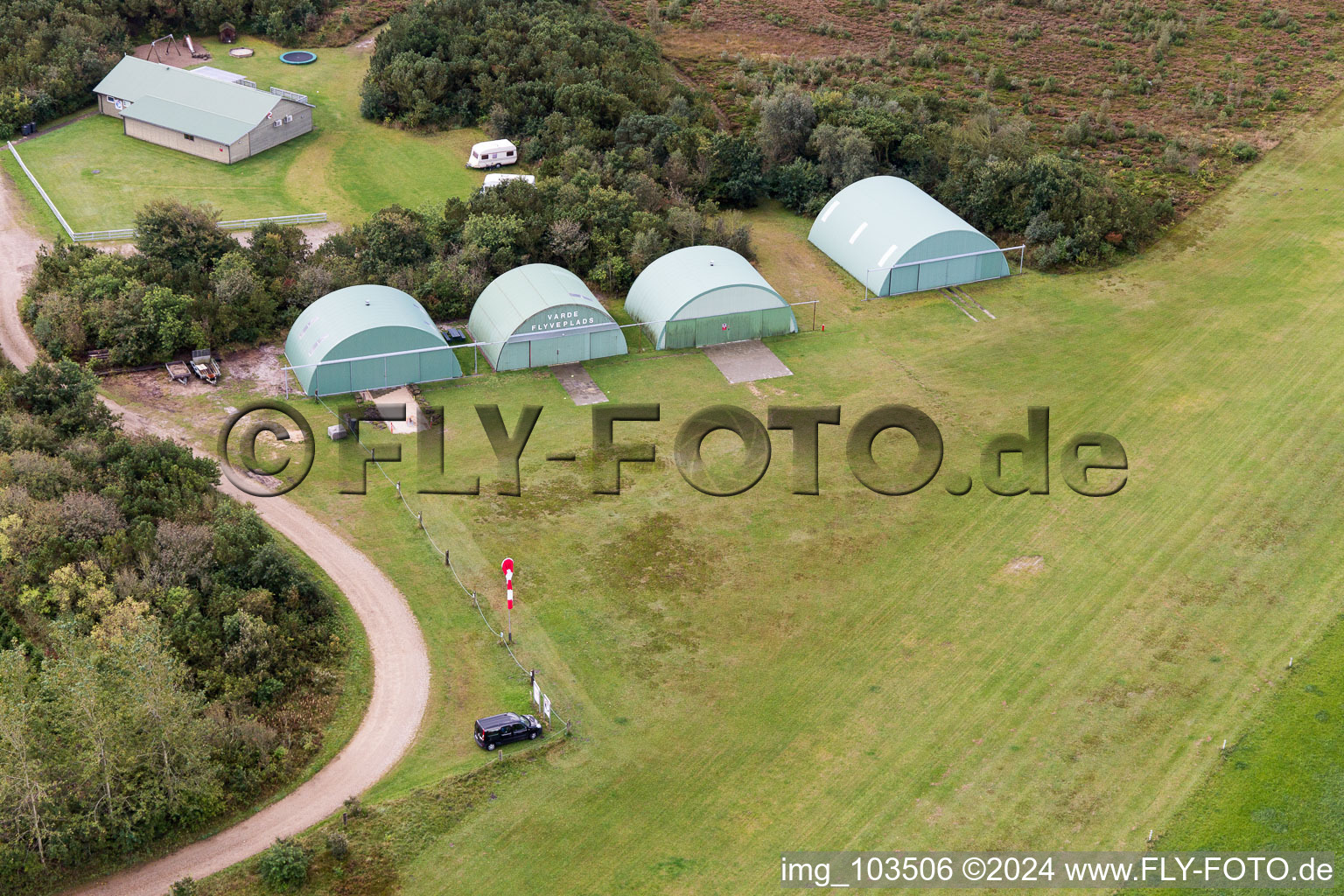 Vue aérienne de Hangars et halls d'avions pour la maintenance des avions du Varde Flyveplad à Varde dans le département Syddanmark, Danemark