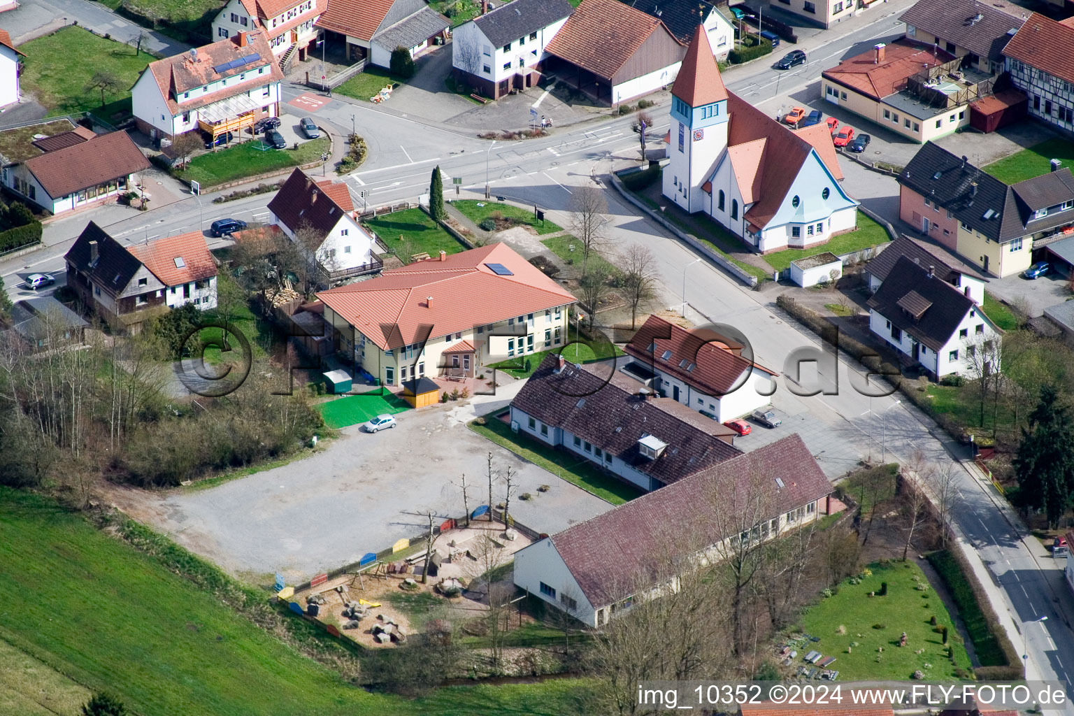 Vue aérienne de Kocherbach à le quartier Affolterbach in Wald-Michelbach dans le département Hesse, Allemagne