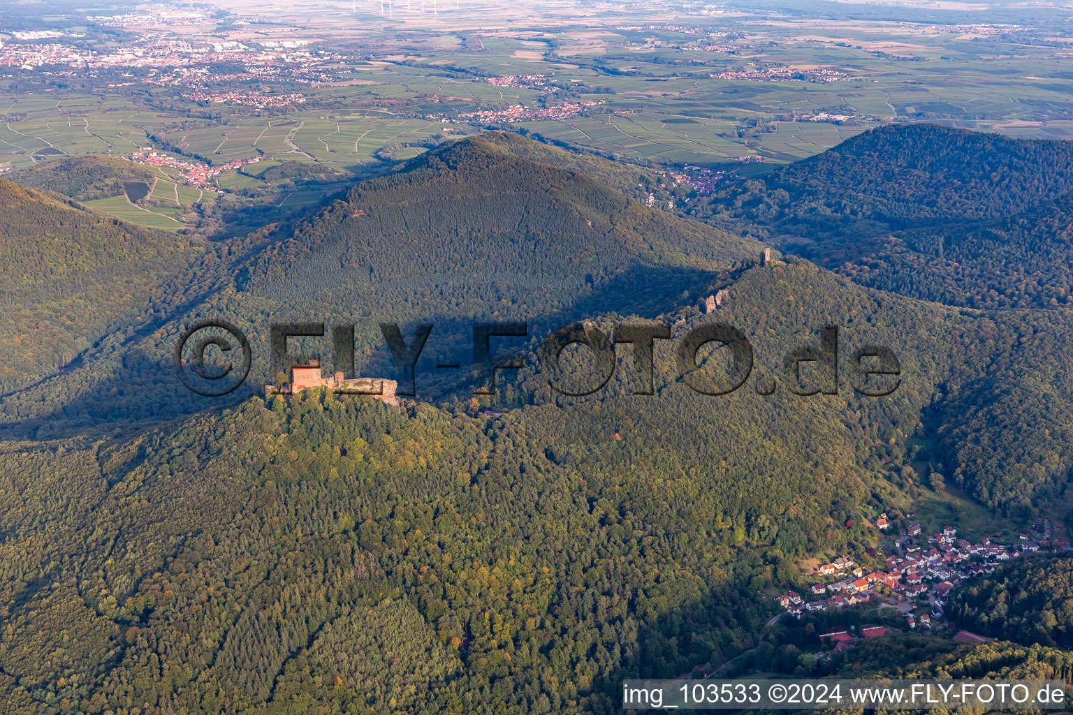 Vue aérienne de Les 4 châteaux Trifels, Anebos, Jungturm et Münz à Annweiler am Trifels dans le département Rhénanie-Palatinat, Allemagne