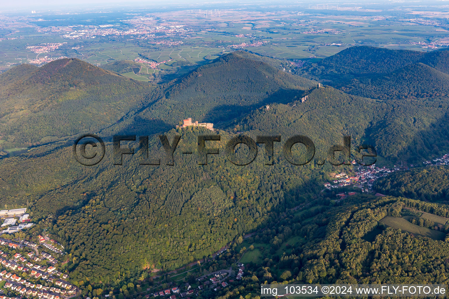 Vue aérienne de Les 4 châteaux Trifels, Anebos, Jungturm et Münz à Annweiler am Trifels dans le département Rhénanie-Palatinat, Allemagne