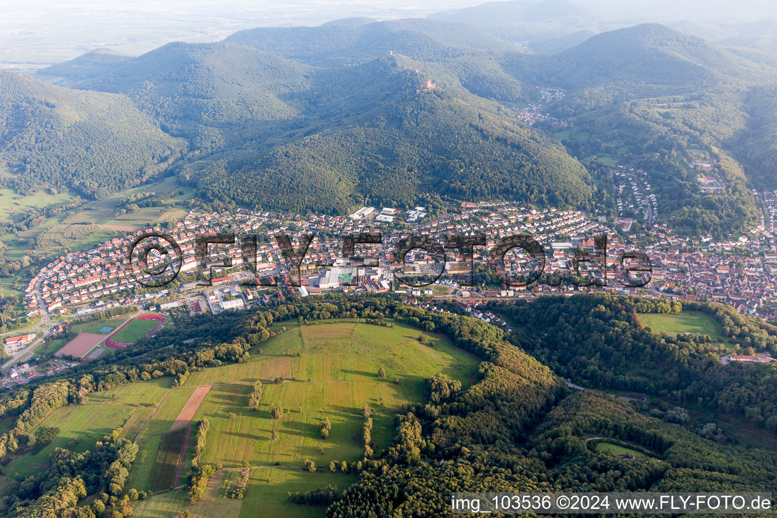 Vue aérienne de Annweiler du nord à Annweiler am Trifels dans le département Rhénanie-Palatinat, Allemagne