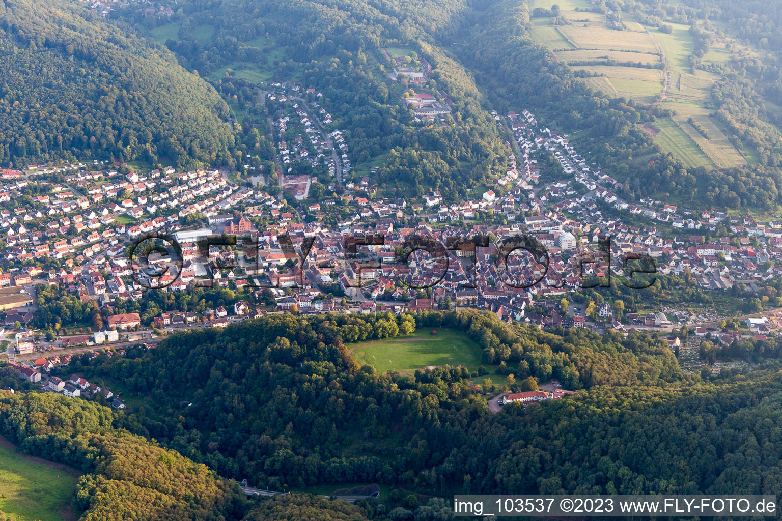 Vue aérienne de Annweiler du nord à Annweiler am Trifels dans le département Rhénanie-Palatinat, Allemagne