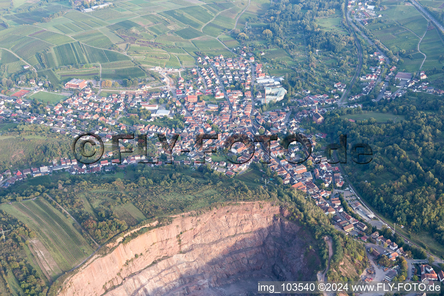 Vue d'oiseau de Albersweiler dans le département Rhénanie-Palatinat, Allemagne