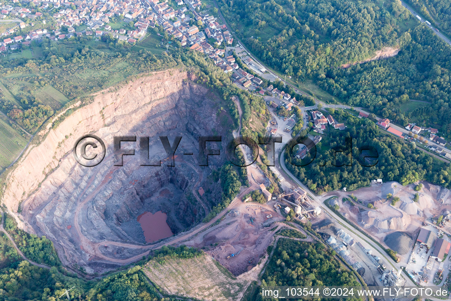 Albersweiler dans le département Rhénanie-Palatinat, Allemagne du point de vue du drone