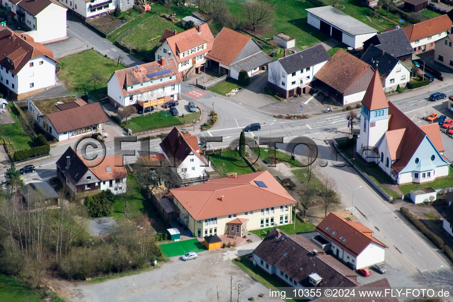 Vue aérienne de Vue des rues et des maisons des quartiers résidentiels à le quartier Affolterbach in Wald-Michelbach dans le département Hesse, Allemagne