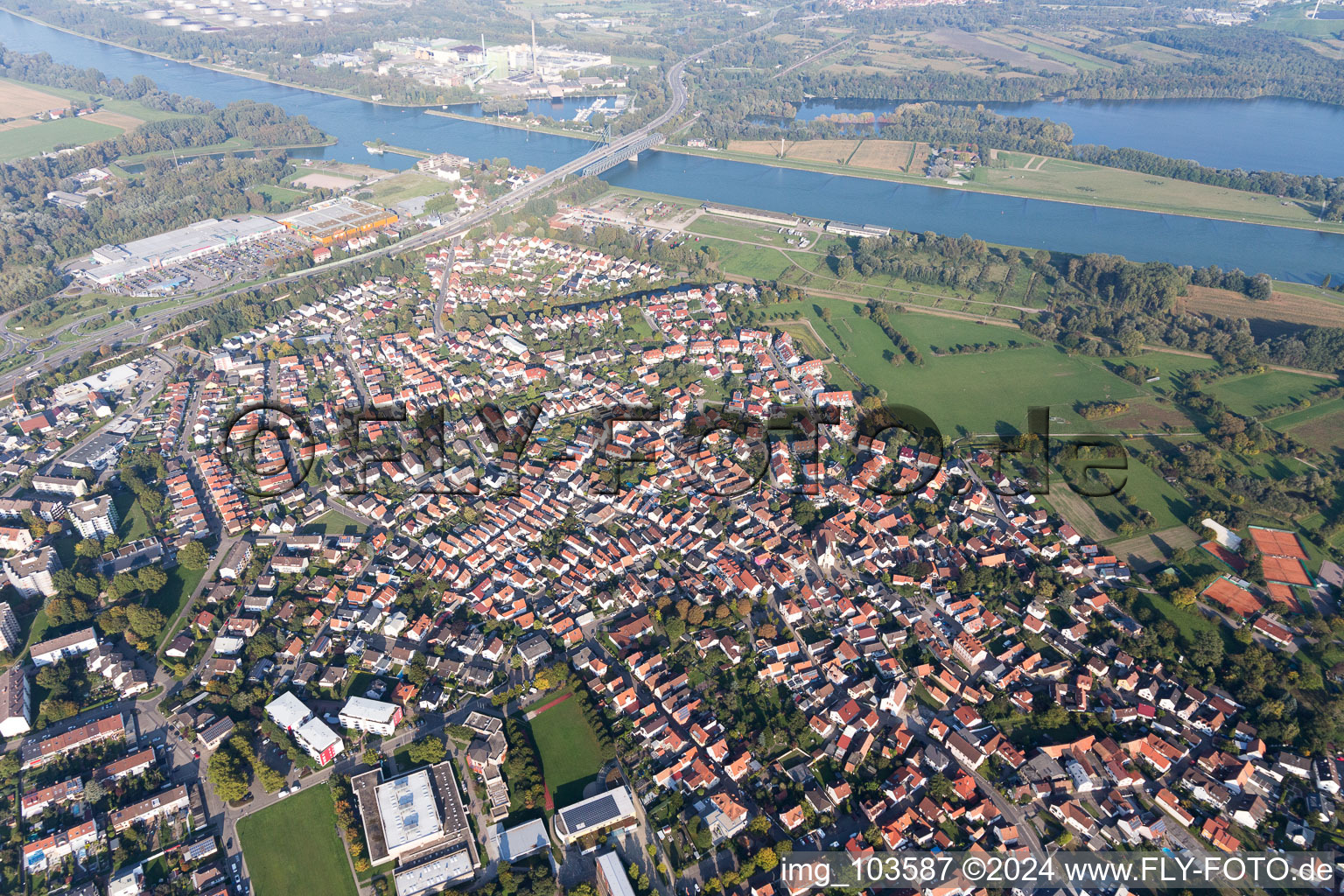 Quartier Maximiliansau in Wörth am Rhein dans le département Rhénanie-Palatinat, Allemagne depuis l'avion