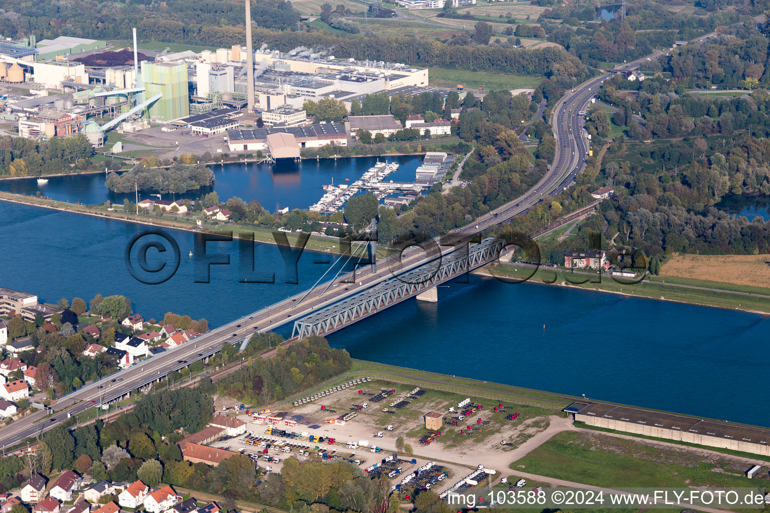 Vue aérienne de Pont sur le Rhin de Maxau depuis le sud-ouest à le quartier Maximiliansau in Wörth am Rhein dans le département Rhénanie-Palatinat, Allemagne