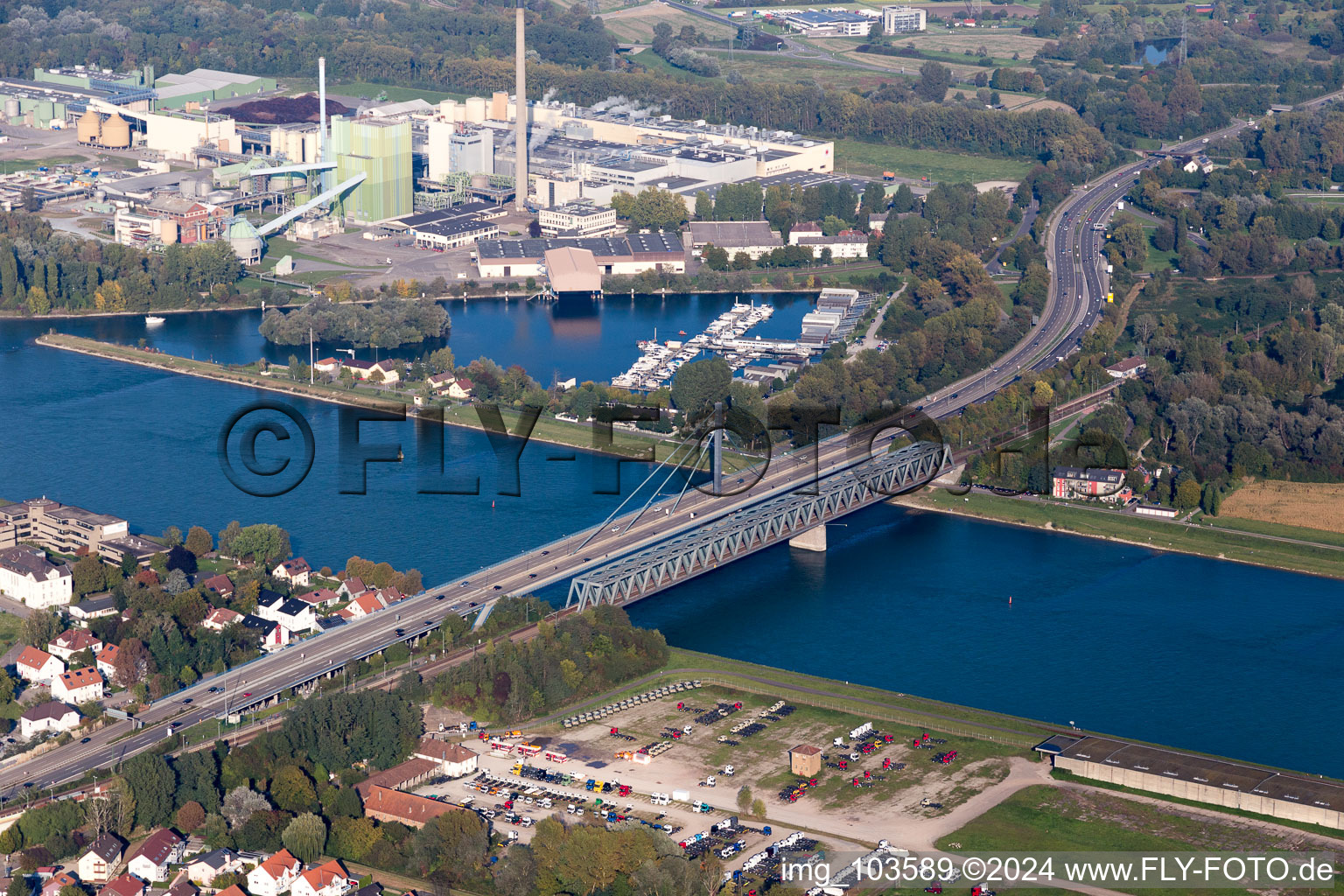 Vue aérienne de Pont sur le Rhin de Maxau depuis le sud-ouest à le quartier Maximiliansau in Wörth am Rhein dans le département Rhénanie-Palatinat, Allemagne