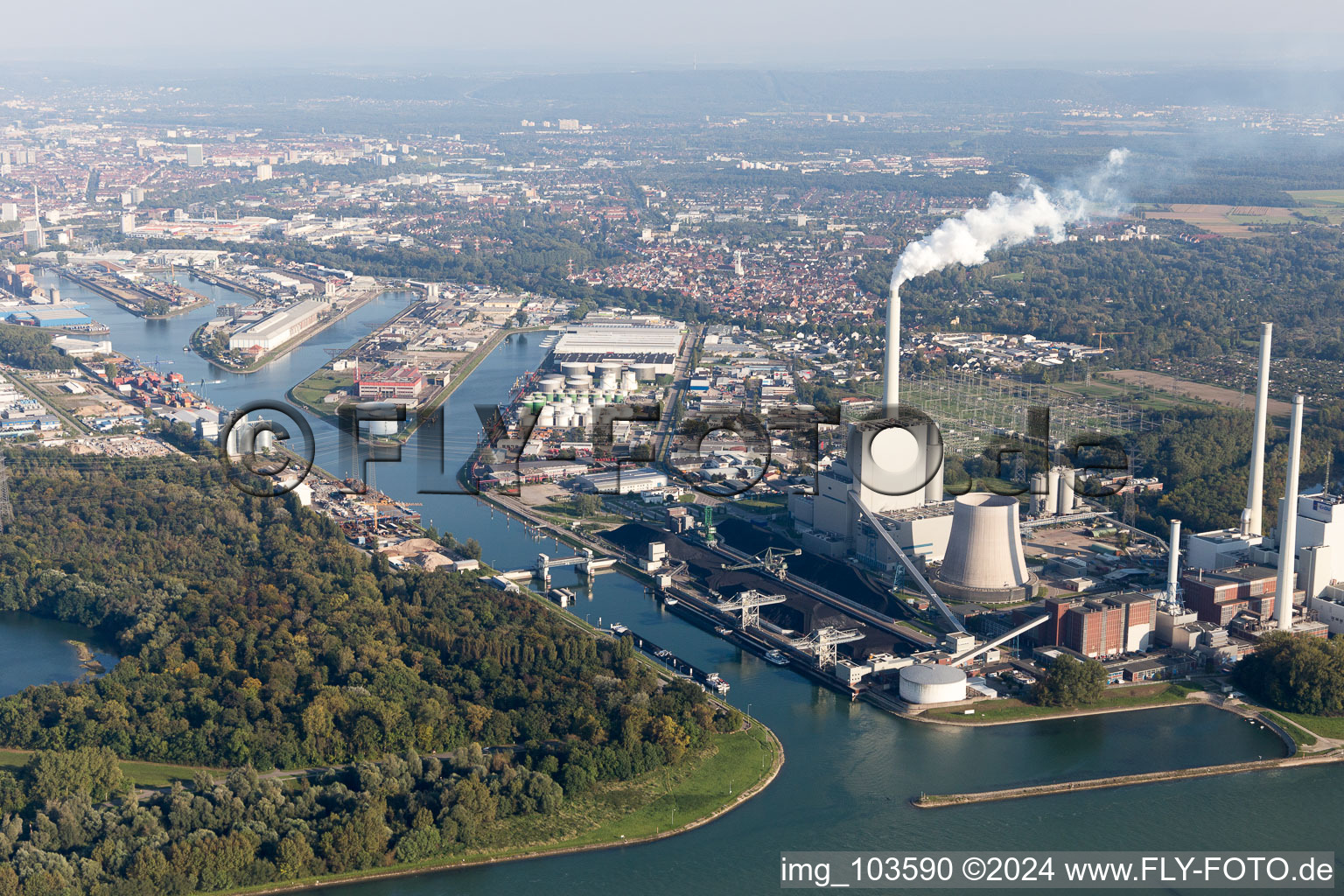 Vue d'oiseau de Quartier Rheinhafen in Karlsruhe dans le département Bade-Wurtemberg, Allemagne