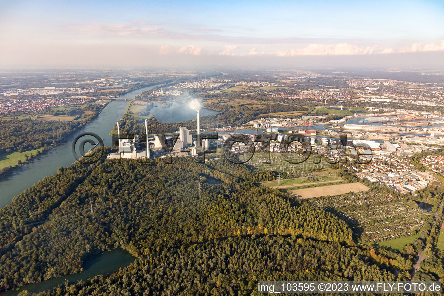 Vue aérienne de Centrale électrique au charbon sur Rheinhafen à le quartier Rheinhafen in Karlsruhe dans le département Bade-Wurtemberg, Allemagne