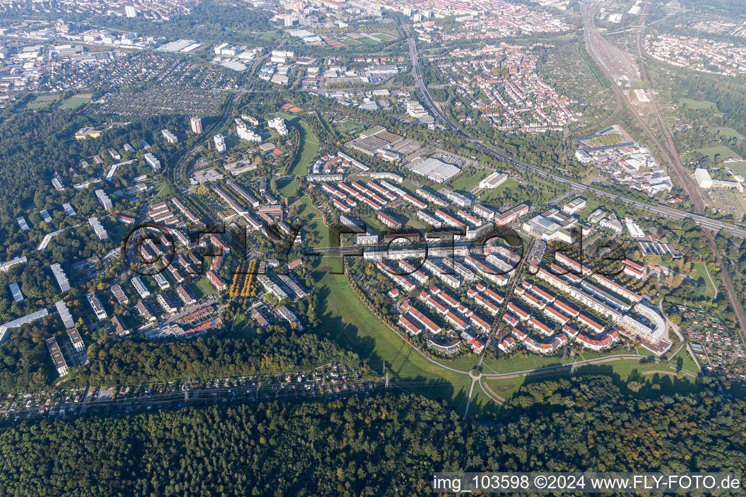 Vue d'oiseau de Quartier Oberreut in Karlsruhe dans le département Bade-Wurtemberg, Allemagne