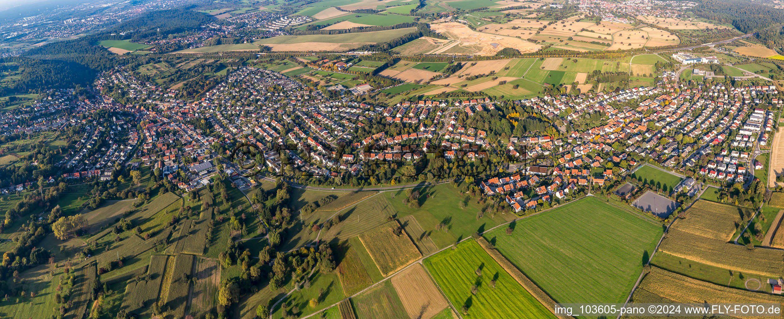 Vue aérienne de Perspective panoramique du et du Palmbach à le quartier Grünwettersbach in Karlsruhe dans le département Bade-Wurtemberg, Allemagne