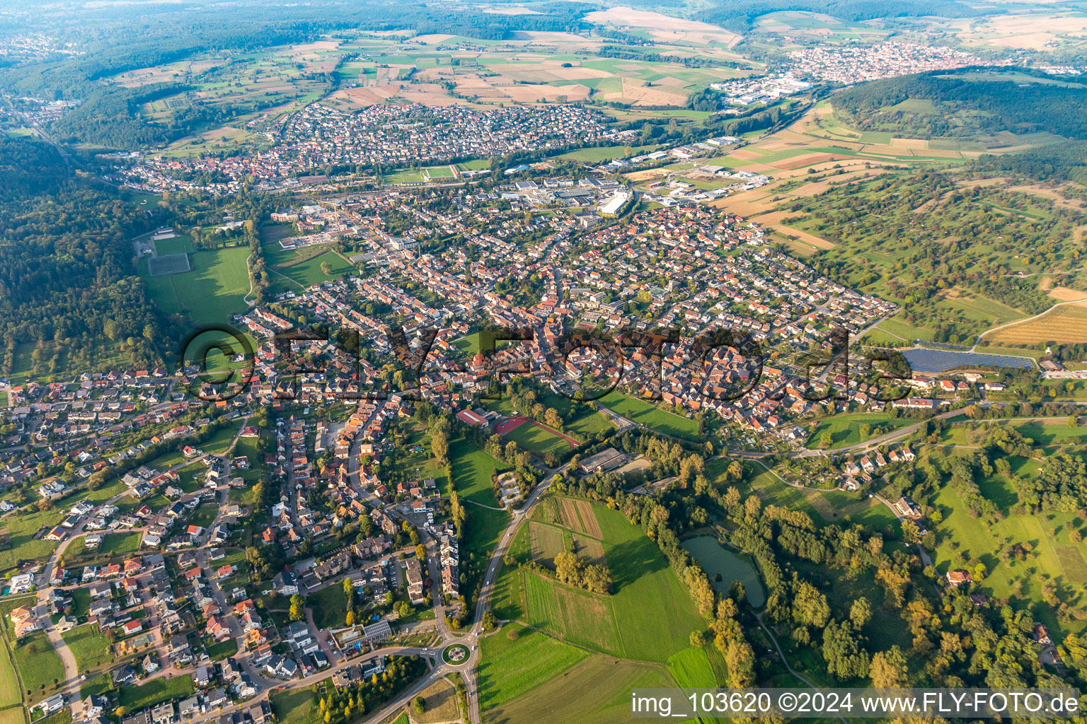 Vue aérienne de Vue des rues et des maisons des quartiers résidentiels à le quartier Wilferdingen in Remchingen dans le département Bade-Wurtemberg, Allemagne