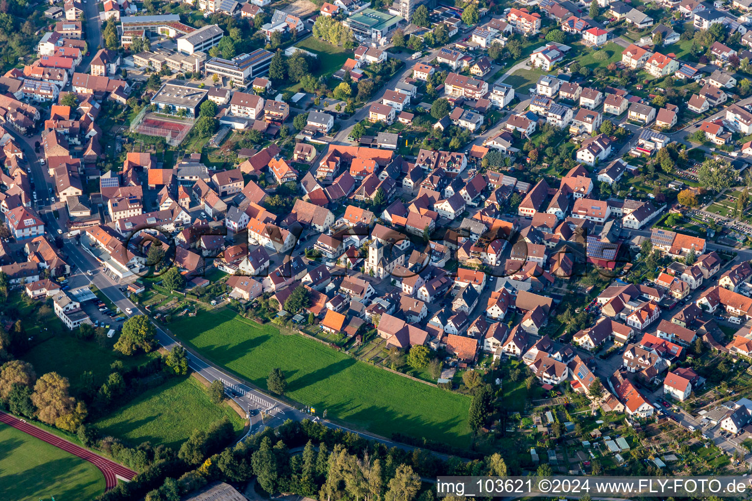 Vue aérienne de Zone de peuplement à le quartier Wilferdingen in Remchingen dans le département Bade-Wurtemberg, Allemagne