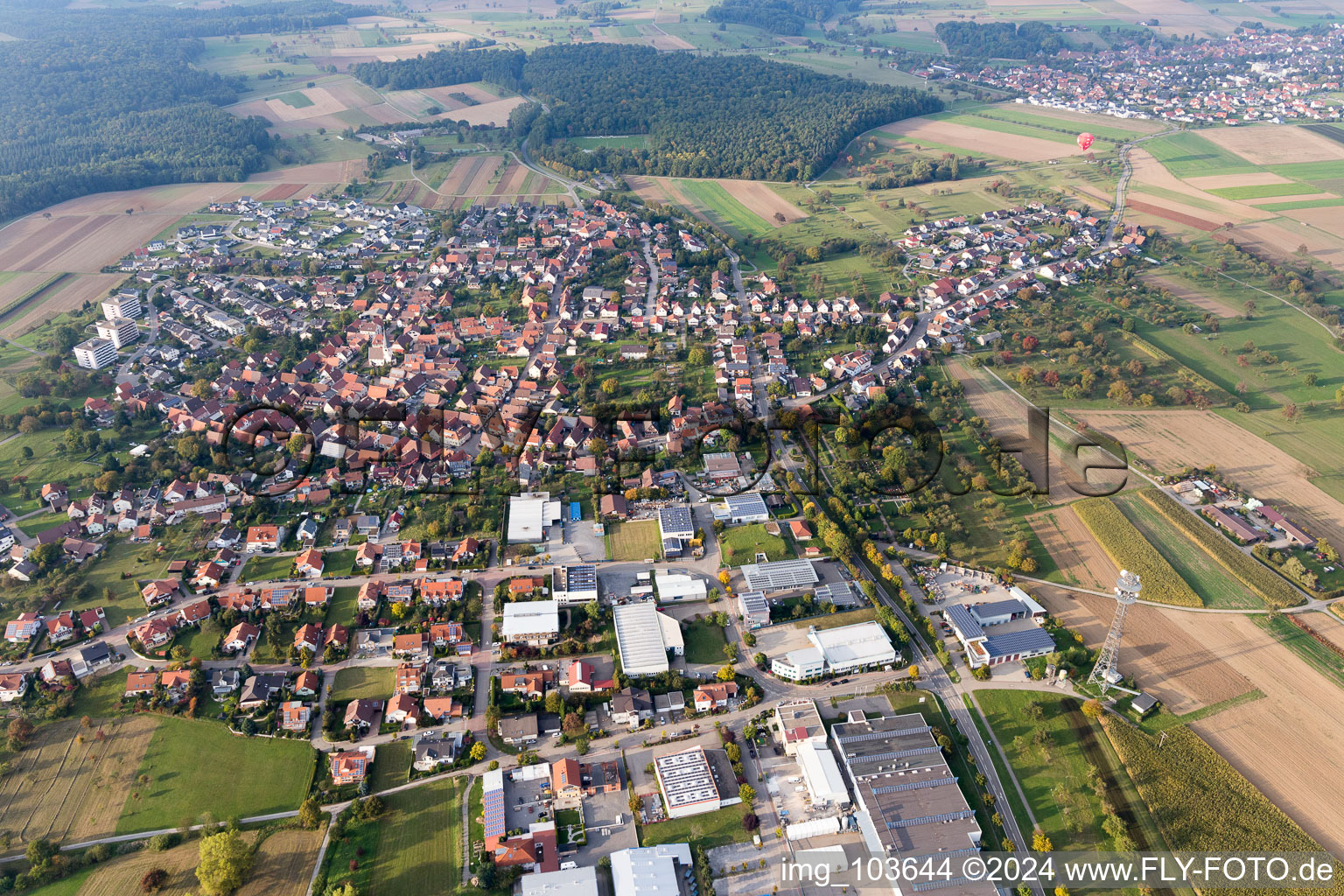 Vue aérienne de Du sud à le quartier Göbrichen in Neulingen dans le département Bade-Wurtemberg, Allemagne